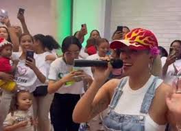 karol-g-celebra-la-navidad-con-madres-adolescentes-y-sus-hijos karol-g-celebra-la-navidad-con-madres-adolescentes-y-sus-hijos