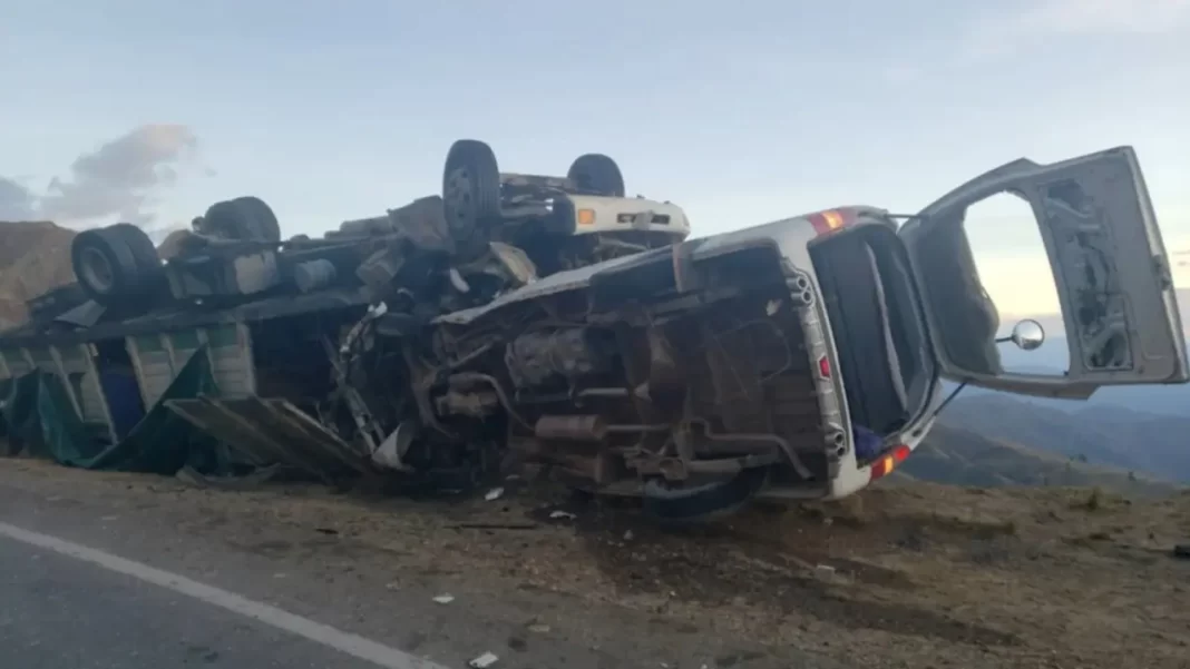 al-menos-13-muertos-y-tres-heridos-tras-el-choque-frontal-de-dos-vehiculos-en-bolivia