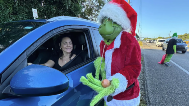 en-los-cayos-de-florida,-un-«grinch»-navideno-ofrece-cebollas-a-conductores-infractores en-los-cayos-de-florida,-un-«grinch»-navideno-ofrece-cebollas-a-conductores-infractores