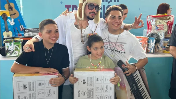 bad-bunny-entrega-piezas-musicales,-deportivas-y-de-arte-a-ninos-de-vega-baja,-en-puerto-rico bad-bunny-entrega-piezas-musicales,-deportivas-y-de-arte-a-ninos-de-vega-baja,-en-puerto-rico