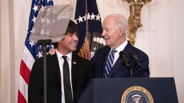 biden-intenta-cantar-«feliz-cumpleanos»-a-un-joven,-pero-se-le-olvida-su-nombre biden-intenta-cantar-«feliz-cumpleanos»-a-un-joven,-pero-se-le-olvida-su-nombre