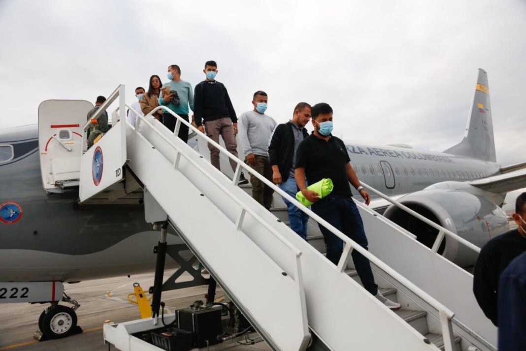 primero-de-dos-aviones-con-deportados-llega-a-bogota-desde-eeuu.