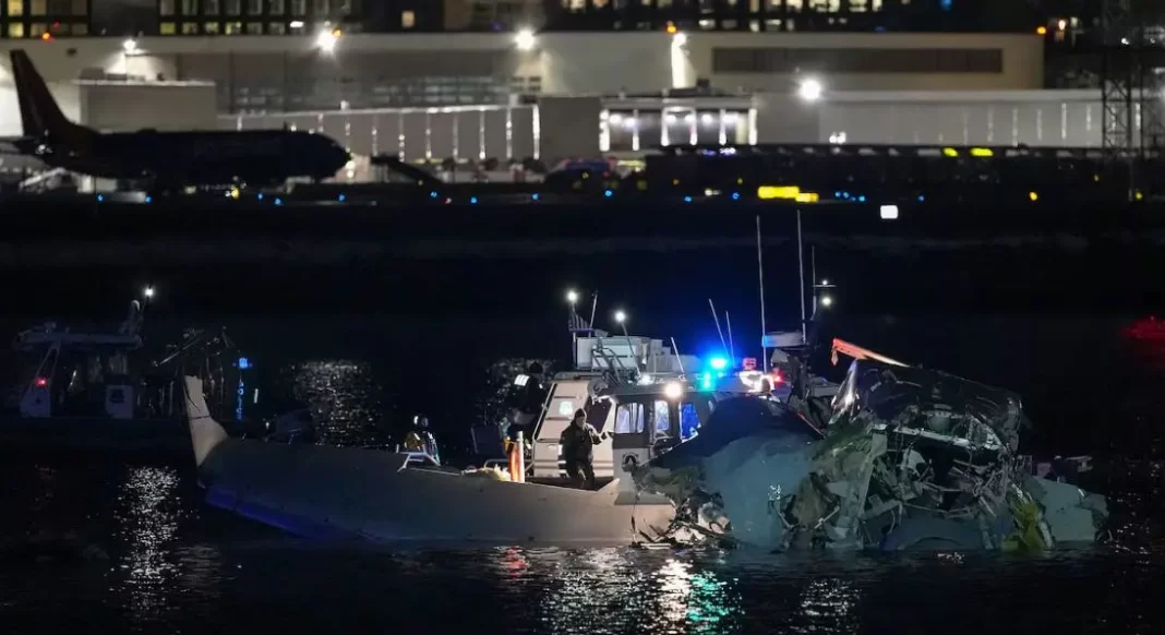 accidente-en-washington:-avion-y-helicoptero-chocan-sobre-rio-potomac