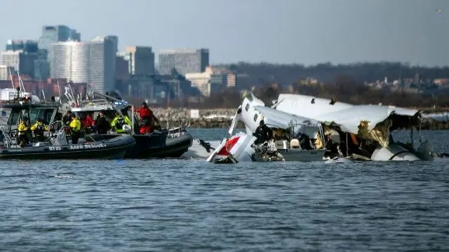 accidente-aereo-en-washington:-aun-buscan-14-desaparecidos accidente-aereo-en-washington:-aun-buscan-14-desaparecidos