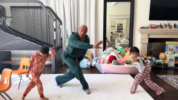 el-divertido-baile-de-«la-roca»-con-sus-hijas-que-rompe-en-las-redes-sociales el-divertido-baile-de-«la-roca»-con-sus-hijas-que-rompe-en-las-redes-sociales