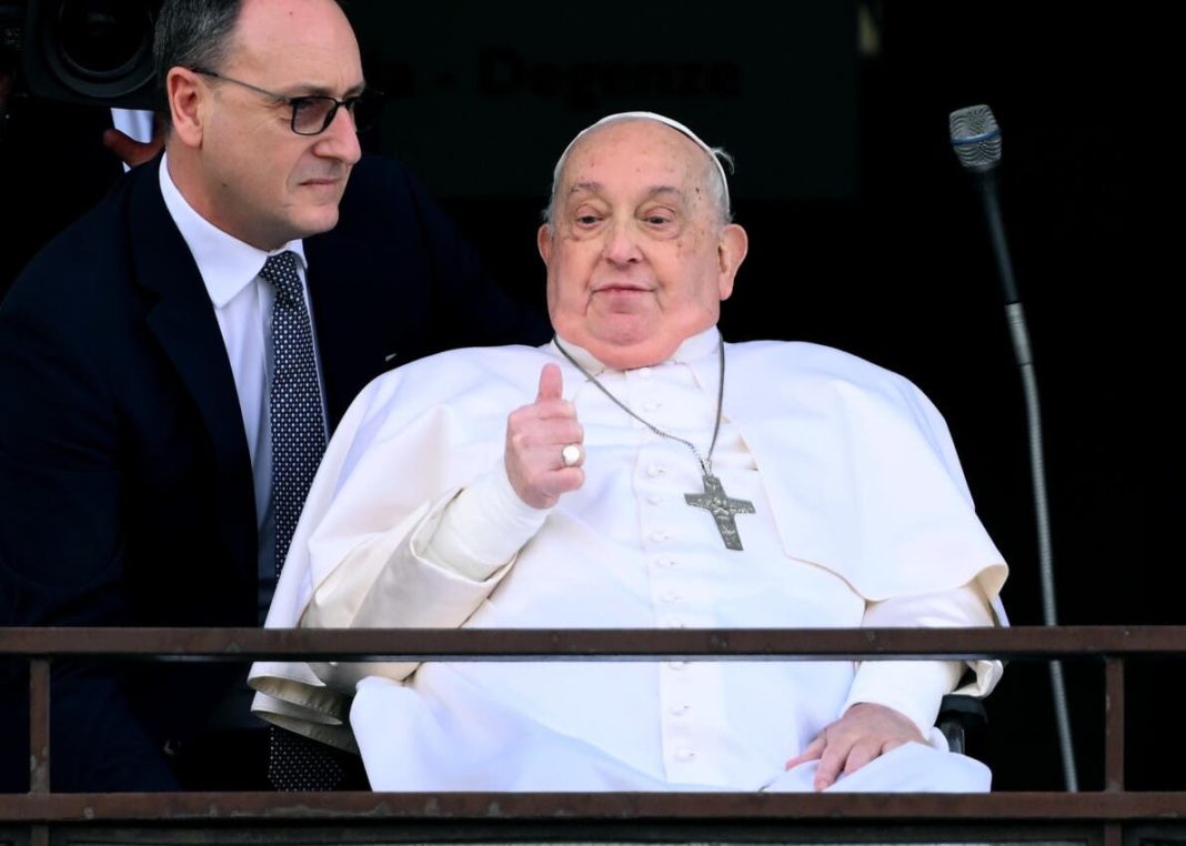el-papa-abandona-el-hospital,-tras-reaparecer-en-publico-y-condenar-los-bombardeos-en-gaza