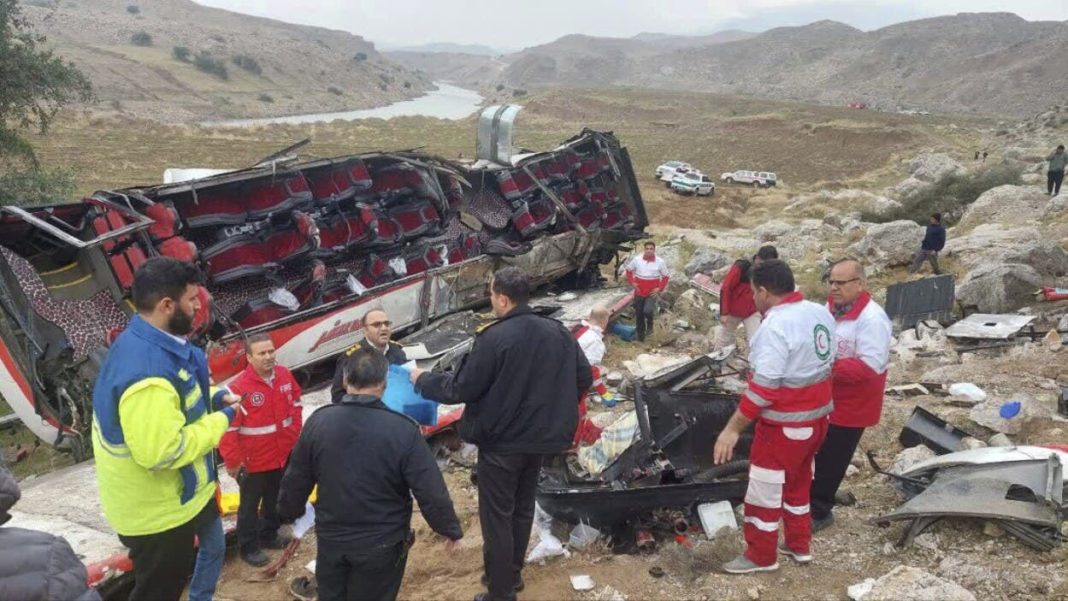 accidente-en-iran:-al-menos-13-muertos-y-30-heridos-tras-volcamiento-de-autobus-en-kerman
