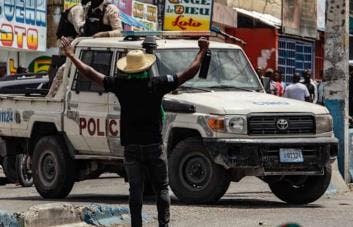 la-policia-dispersa-multitudinaria-manifestacion-en-haiti-en-demanda-de-seguridad la-policia-dispersa-multitudinaria-manifestacion-en-haiti-en-demanda-de-seguridad
