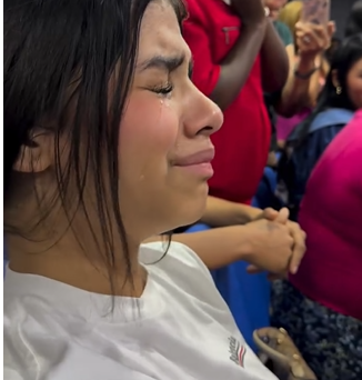 charlotte-rompe-en-llantos-durante-una-predica-en-la-iglesia charlotte-rompe-en-llantos-durante-una-predica-en-la-iglesia