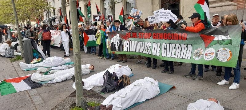 protestan-ante-embajada-de-eeuu-en-madrid-por-la-“complicidad”-en-la-“masacre”-palestina protestan-ante-embajada-de-eeuu-en-madrid-por-la-“complicidad”-en-la-“masacre”-palestina
