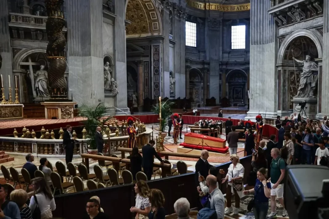 casi-20.000-personas-han-pasado-ante-el-feretro-del-papa-en-su-primer-dia-en-la-basilica
