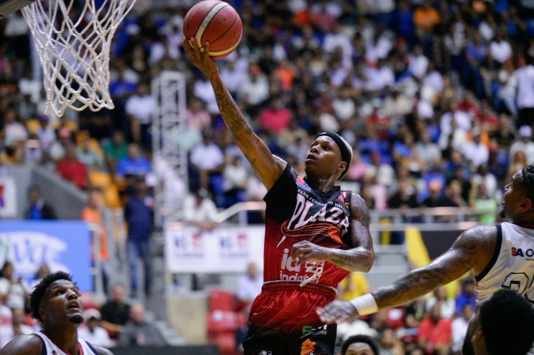 la-bala-se-luce:-plaza-valerio-apabulla-a-pueblo-nuevo-y-empata-la-final-del-tbs-santiago