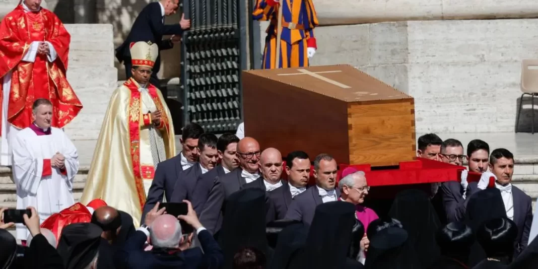 el-emotivo-cortejo-funebre-del-papa-francisco-por-roma el-emotivo-cortejo-funebre-del-papa-francisco-por-roma