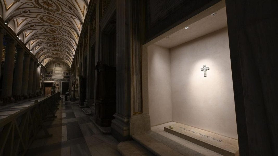 la-vitalidad-de-los-jovenes-impera-en-la-segunda-misa-de-luto-por-el-papa-en-el-vaticano la-vitalidad-de-los-jovenes-impera-en-la-segunda-misa-de-luto-por-el-papa-en-el-vaticano