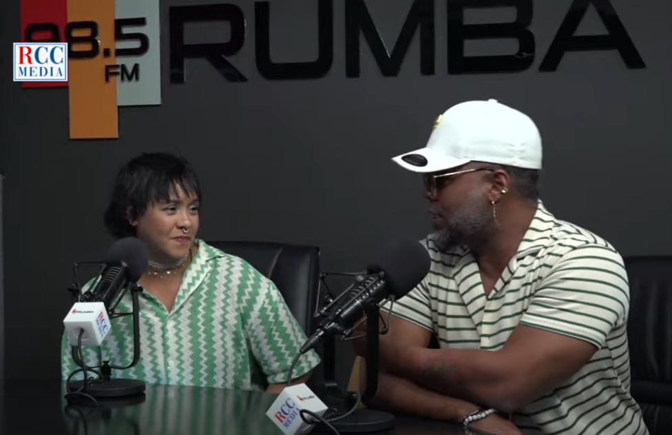 un-par-de-bohemios,-a-traves-de-su-musica-celebran-la-vida un-par-de-bohemios,-a-traves-de-su-musica-celebran-la-vida