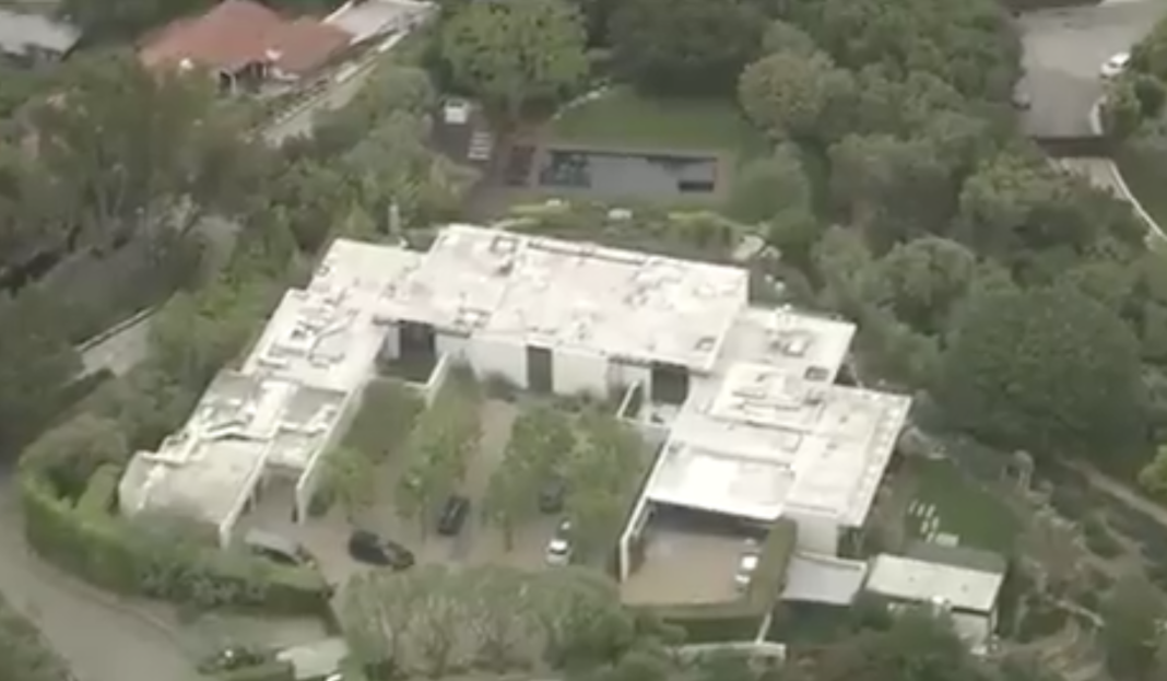 detienen-hombre-tras-chocar-su-auto-contra-mansion-de-jennifer-aniston detienen-hombre-tras-chocar-su-auto-contra-mansion-de-jennifer-aniston