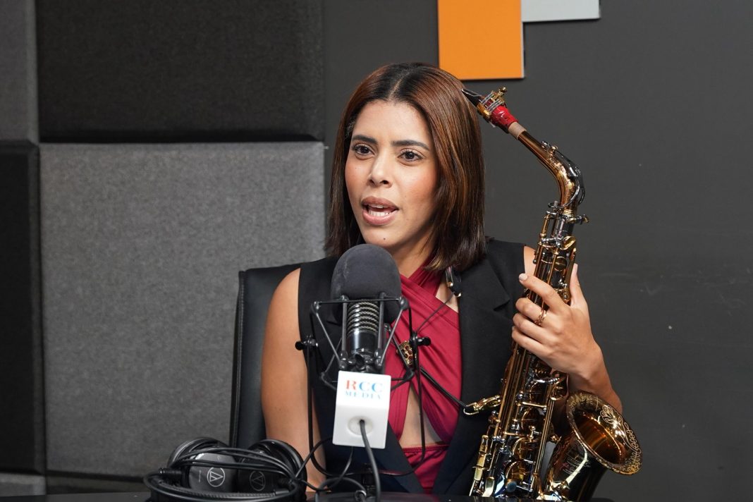 nayade-macea,-la-prodigio-del-saxofon-deleita-con-su-instrumento-en-el-rumbo-de-la-manana nayade-macea,-la-prodigio-del-saxofon-deleita-con-su-instrumento-en-el-rumbo-de-la-manana