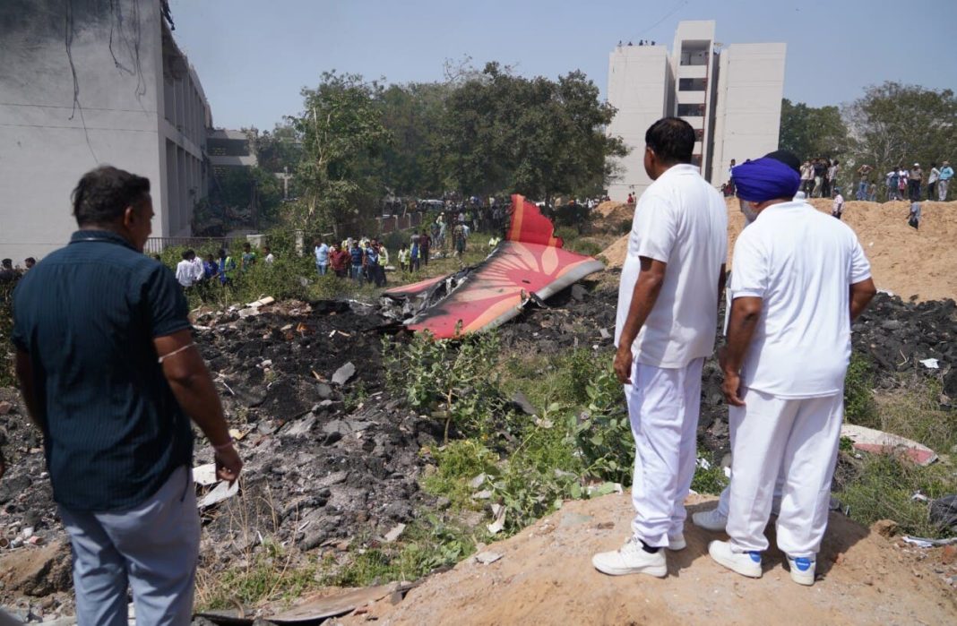 un-avion-boeing-787-de-air-india-se-estrello-en-ahmedabad-con-242-personas-a-bordo