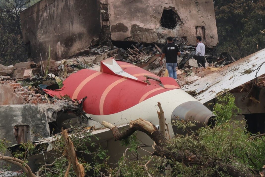 entre-cuerpos-y-fuego,-asi-escapo-el-unico-superviviente-del-vuelo-ai-171-de-air-india