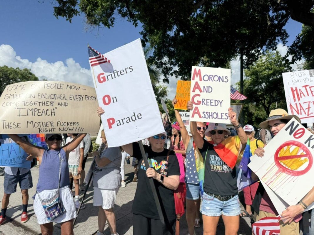 miles-de-vecinos-de-donald-trump-van-a-su-casa-de-mar-a-lago-a-gritarle-‘no-kings’