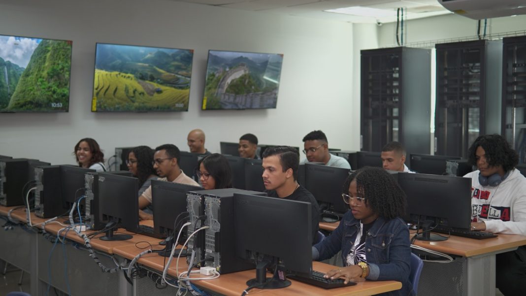 itla-abre-convocatoria-para-100-becas-en-carreras-tecnologicas-con-alta-demanda-laboral