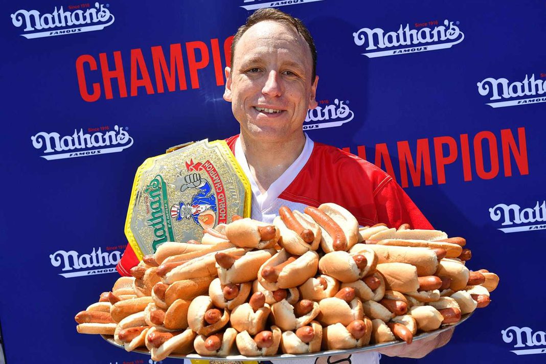 hombre-gana-concurso-al-comer-70.5-hot-dogs-en-10-minutos