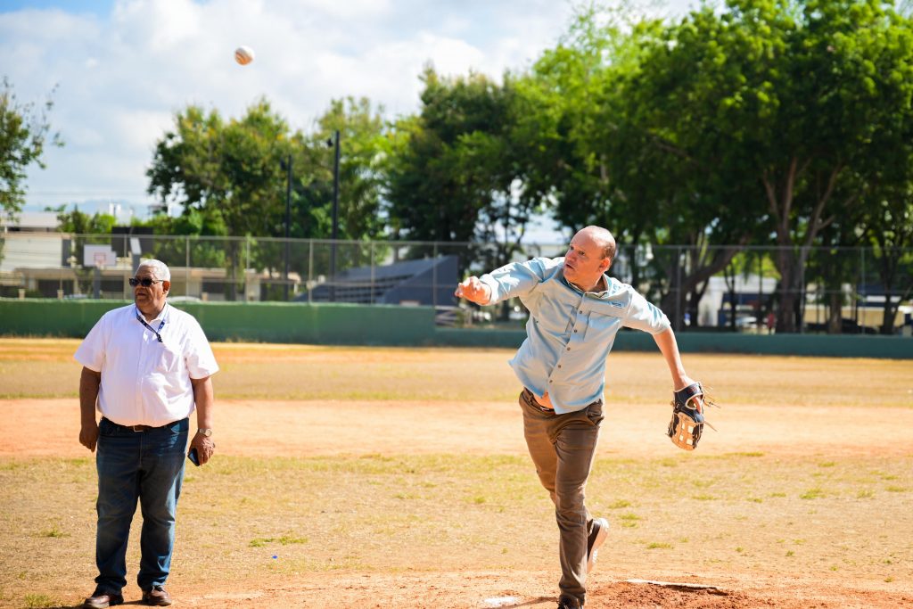 ulises-rodriguez-lanza-la-primera-bola-en-semifinales-liga-chino-suazo ulises-rodriguez-lanza-la-primera-bola-en-semifinales-liga-chino-suazo