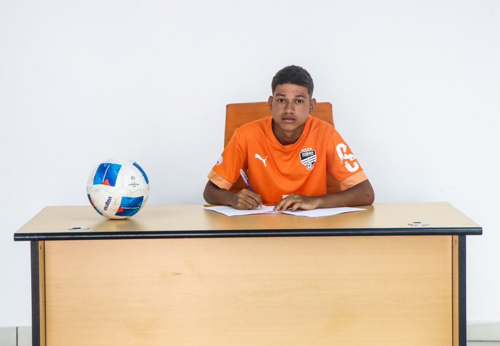 cibao-fc-otorga-su-primer-contrato-profesional-a-abraham-mejia,-elian-beras-y-nicolas-cruz cibao-fc-otorga-su-primer-contrato-profesional-a-abraham-mejia,-elian-beras-y-nicolas-cruz