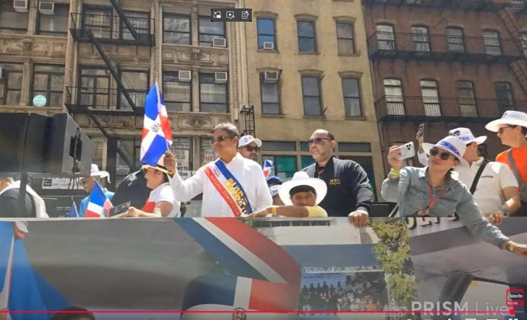 director-del-coe-apadrina-la-43.a-edicion-del-desfile-dominicano-en-ny