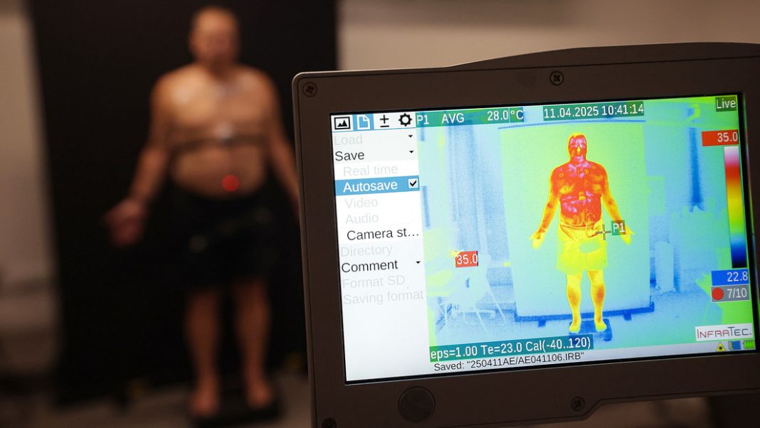 profesor-de-ottawa-simula-altas-temperaturas-del-cambio-climatico-en-camara-a-40-grados