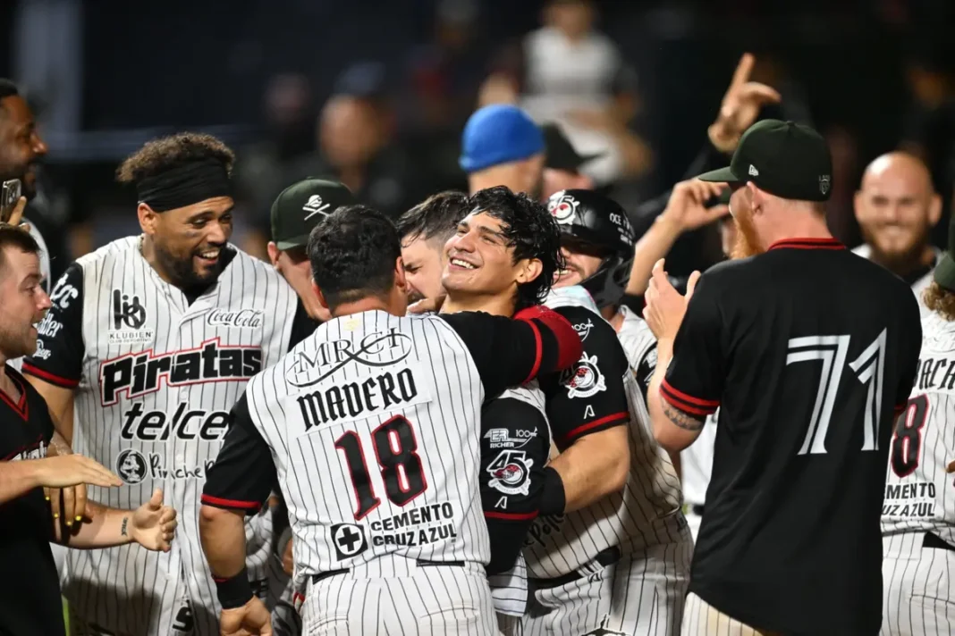 con-jonron-de-francisco-pena,-piratas-aventajan-diablos-rojos-en-mexico