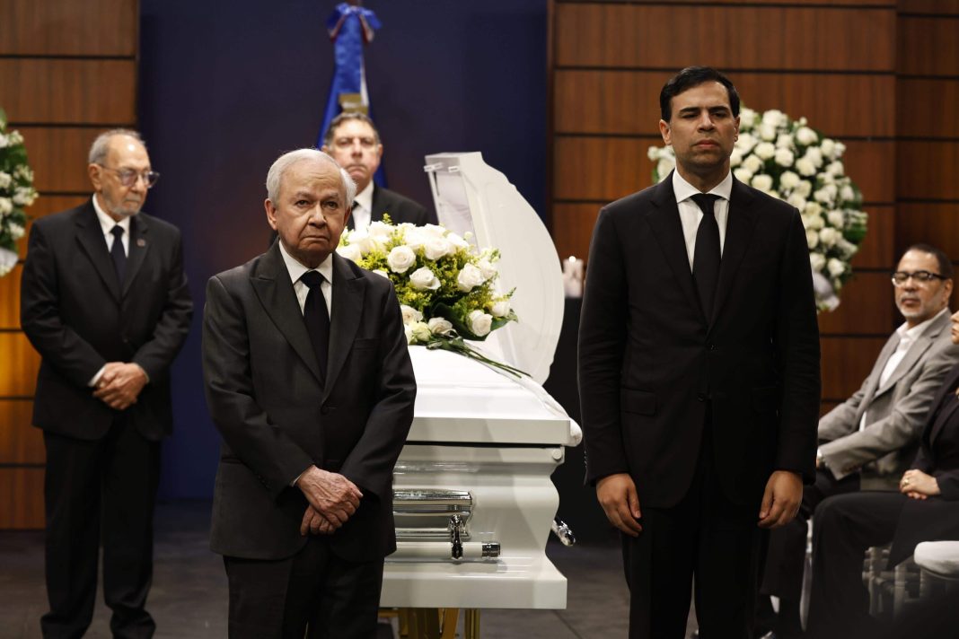 dan-el-ultimo-adios-a-maria-cristina-camilo-previo-a-su-sepultura-en-puerta-del-cielo