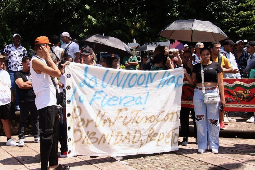 desesperacion-de-migrantes-cubanos-en-mexico:-exigen-ayuda-a-sheinbaum-en-caravana