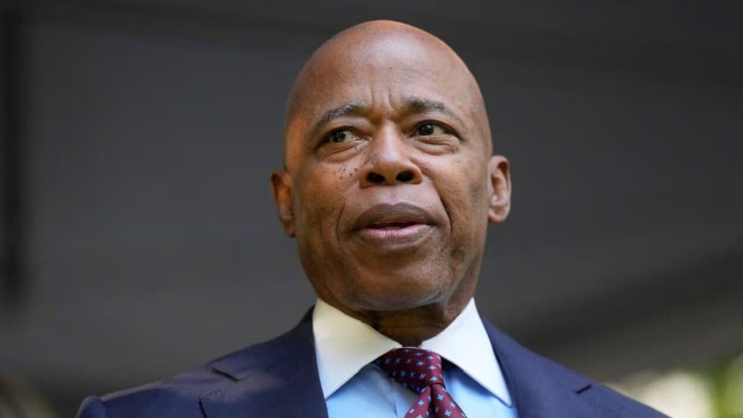 nueva-york:-retiro-de-eric-adams-reconfigura-la-carrera-por-la-alcaldia