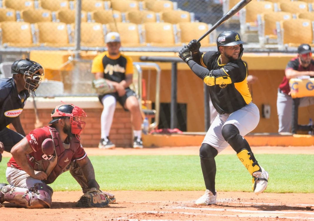 aguilas-cibaenas-apabullan-a-los-gigantes-en-juego-de-pretemporada