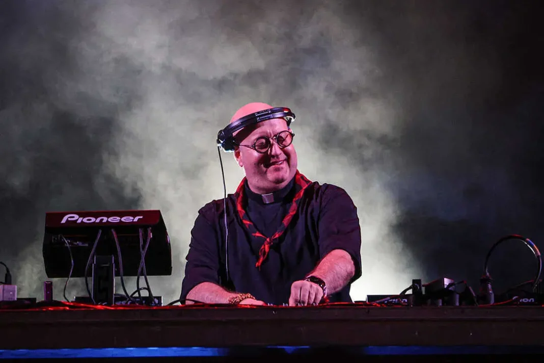 el-“cura-dj”-convierte-la-plaza-del-pilar-en-una-pista-de-fe-y-baile