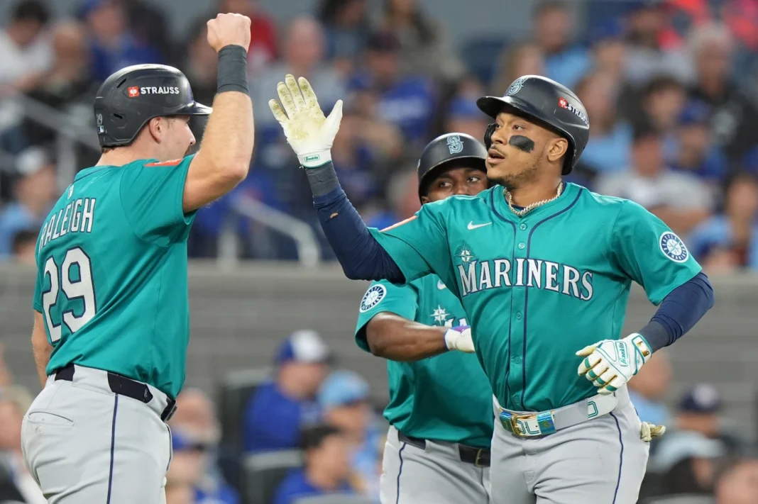 rodriguez,-polanco-y-naylor-la-sacaron-marineros-se-adelantan-2-0,-vencen-10-3-a-toronto.
