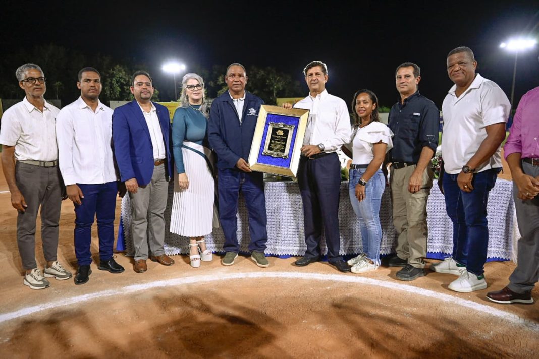 manuel-estrella,-reconocido-en-la-apertura-del-21.o-torneo-de-softbol-del-codia-en-santiago