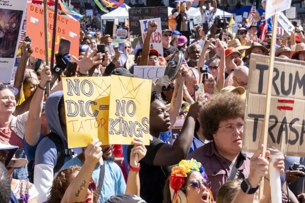 «no-queremos-reyes»:-millones-de-personas-en-todo-eeuu.-protestan-contra-trump