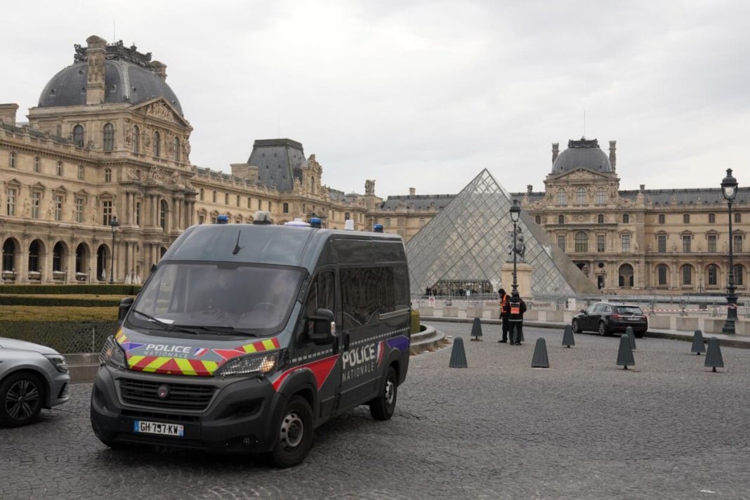 un-atraco-en-el-louvre-lleva-al-cierre-del-museo-durante-todo-el-dia