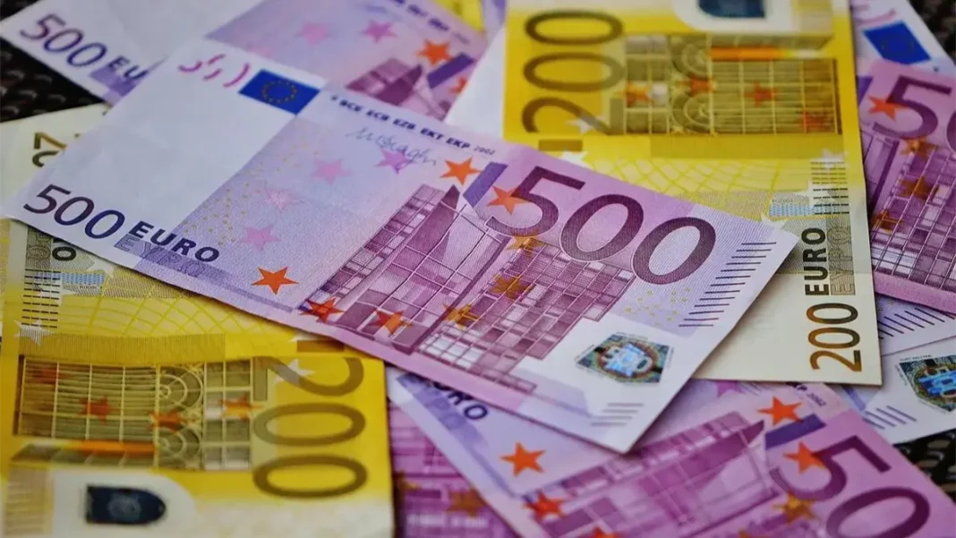 euro-se-debilita-a-1,16-dolares-en-medio-de-negociaciones-comerciales-entre-eeuu.-y-china