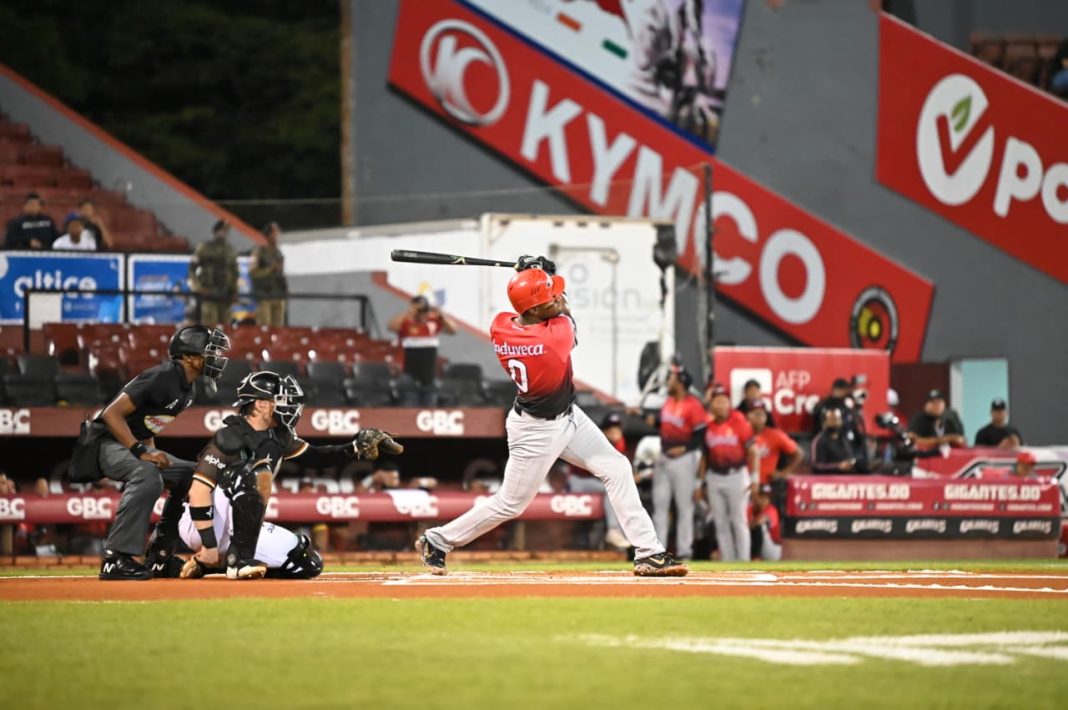 leones-hilvanan-segunda-victoria-con-paliza-sobre-gigantes  leones-hilvanan-segunda-victoria-con-paliza-sobre-gigantes