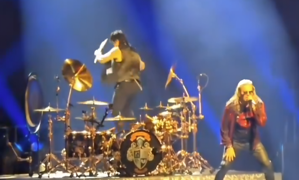 baterista-de-mana-sufre-aparatosa-caida-en-pleno-concierto baterista-de-mana-sufre-aparatosa-caida-en-pleno-concierto