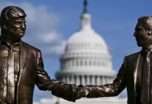 Reaparece estatua de Trump y Epstein en plena polémica por correos publicados reaparece-estatua-de-trump-y-epstein-en-plena-polemica-por-correos-publicados