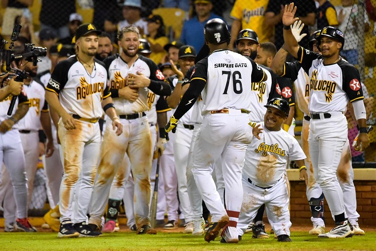 aguilas-cibaenas-completan-primer-tercio-del-torneo-con-su-mejor-record(14-3)-en-mas-de-20-anos aguilas-cibaenas-completan-primer-tercio-del-torneo-con-su-mejor-record(14-3)-en-mas-de-20-anos