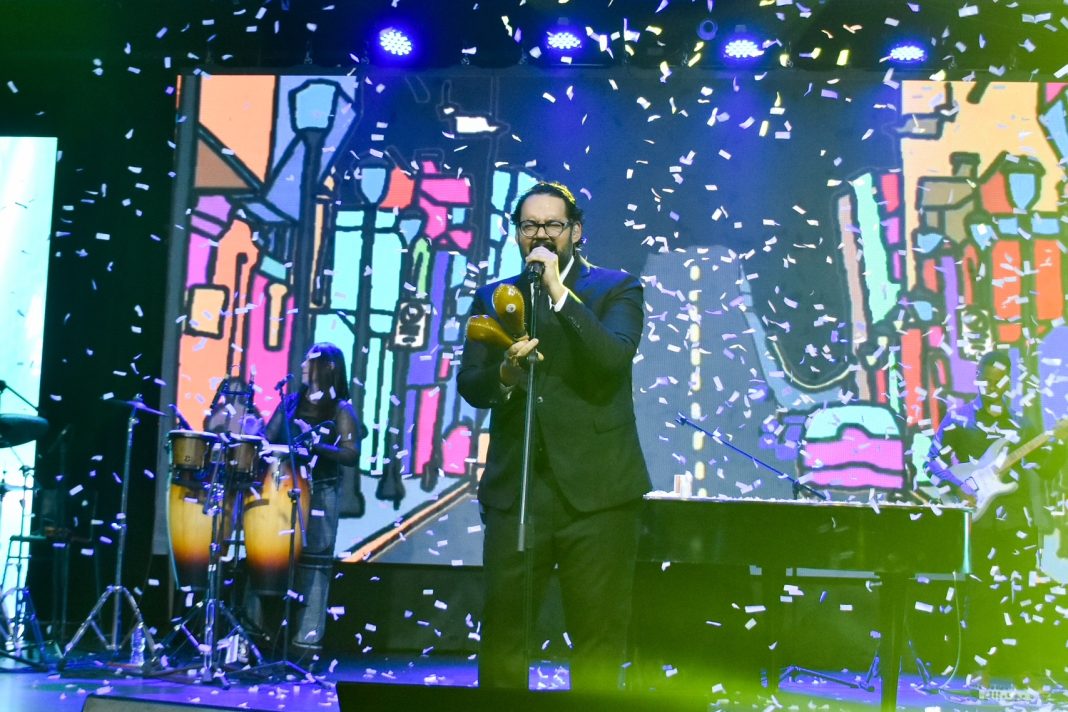 manerra-llena-escenario-360-con-un-concierto-cargado-de-bachata,-merengue-y-bolero manerra-llena-escenario-360-con-un-concierto-cargado-de-bachata,-merengue-y-bolero