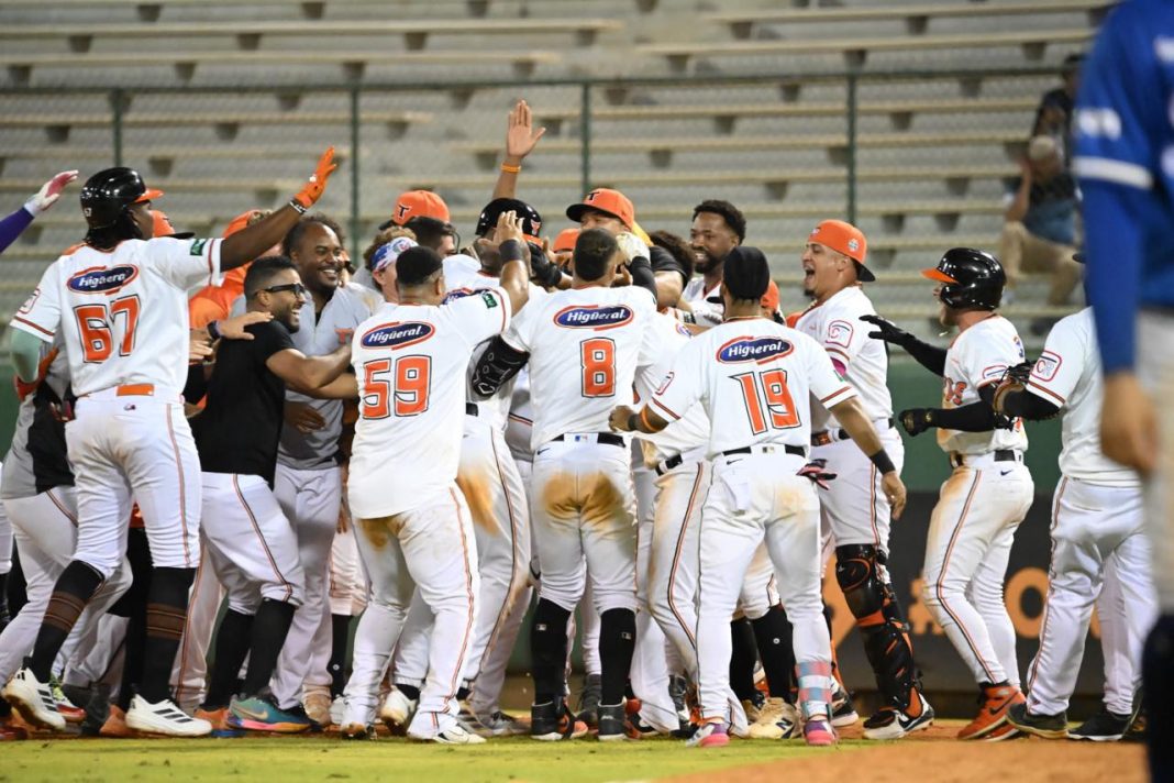 toros-barren-doble-jornada-al-licey-y-se-afianzan-en-el-segundo-lugar