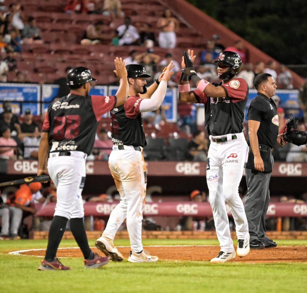 gigantes-escalan-al-tercer-lugar.-rojas-y-paulino-desatan-paliza-de-14-6-carreras-ante-los-toros