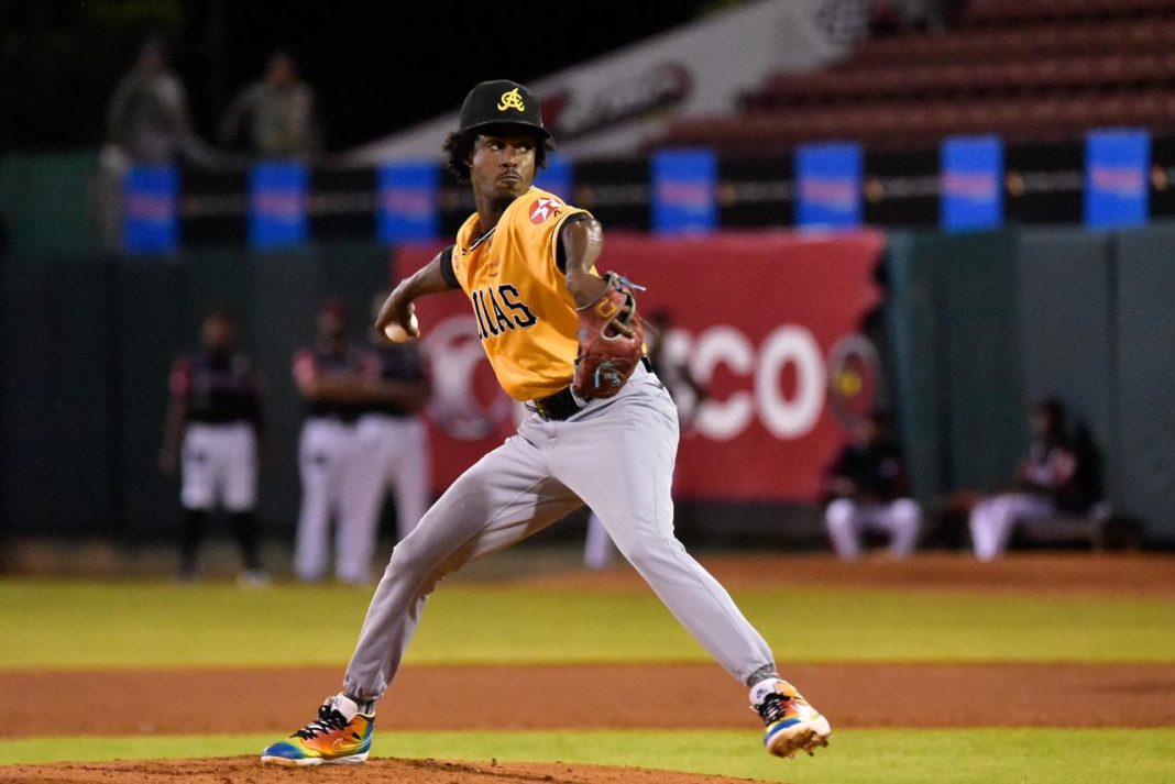 aguilas-derrotan-6-1-a-gigantes-con-13-hits,-llegan-a-21-triunfos-en-25-partido,-record-en-lidom