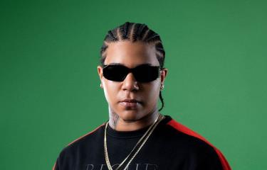 donaty-es-bajado-del-escenario-por-la-policia-en-plena-presentacion donaty-es-bajado-del-escenario-por-la-policia-en-plena-presentacion